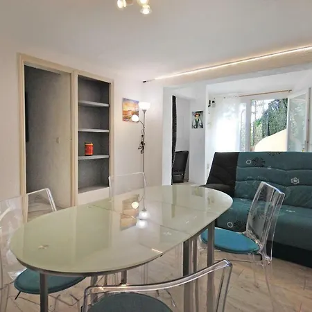 Two-bedroom Holiday In Maxime