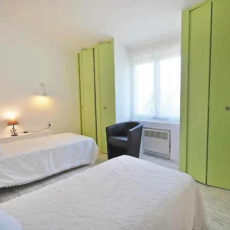 Two-bedroom Holiday In Maxime